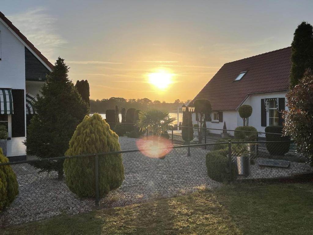 Freistehendes Ferienhaus Am See Naehe Roermond Heel Eksteriør bilde